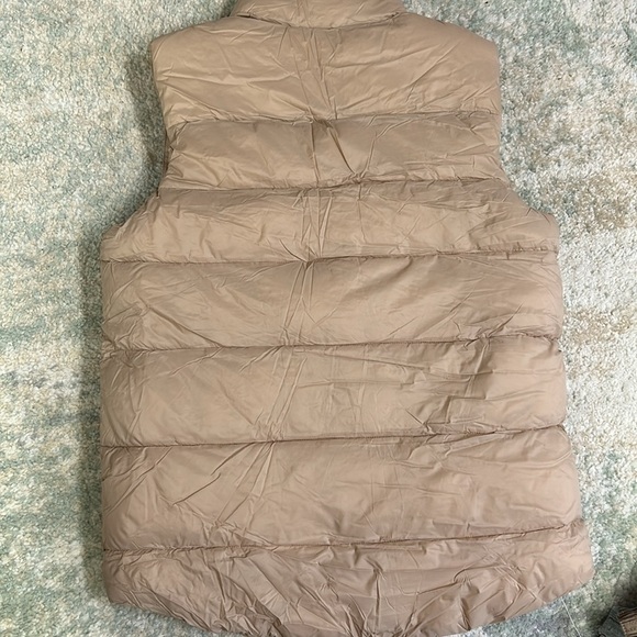 Amazon Essentials Water-Resistant Sherpa-Lined Puffer Vest - Picture 3 of 4
